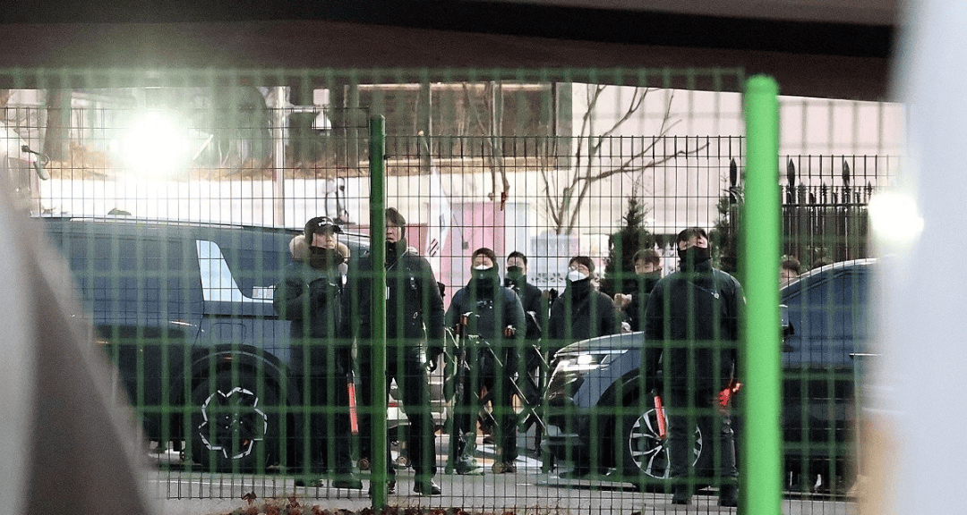 今日突发！调查人员突破韩总统官邸内两道阻拦线，与警卫正在对峙