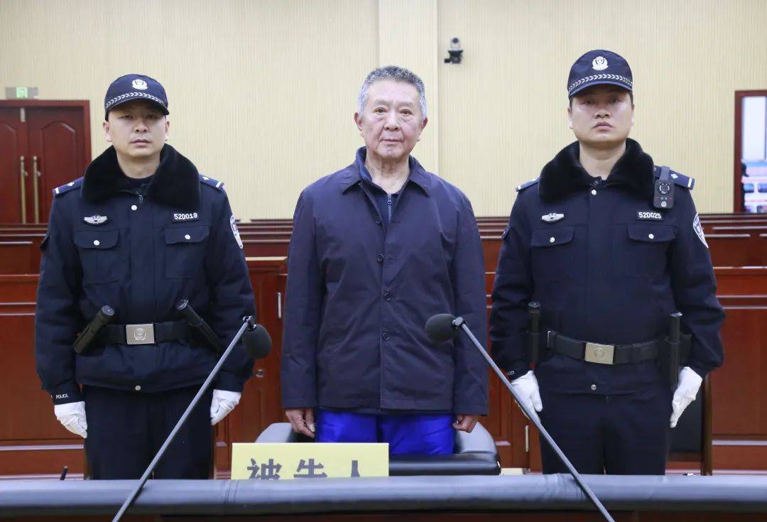 贵州省公安厅交管局原局长施长征获刑12年：将369发手枪弹存放家中