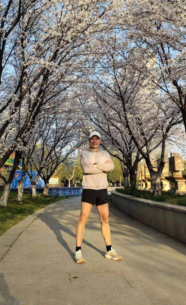 女子不慎从20米高瀑布坠落！浙江52岁大叔跃入5米深潭救人